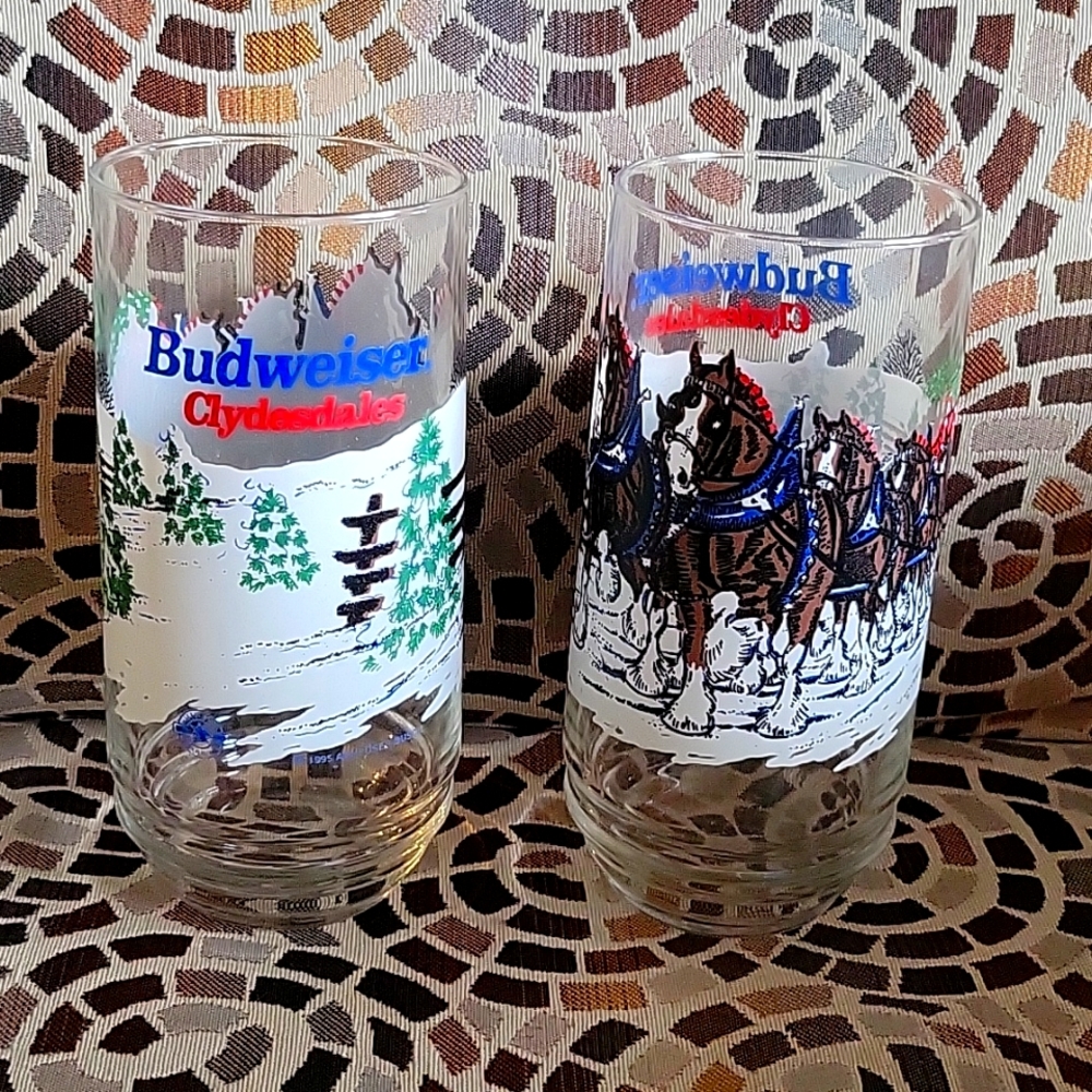 Christmas edition anheimer Busch budweiser Clydesdales drinking glasses.